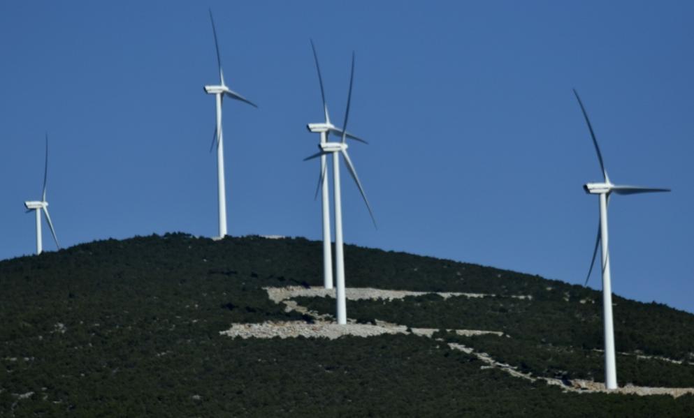 Νέο Χωροταξικό: Γιατί μπαίνει φρένο στις ανεμογεννήτριες στα νησιά