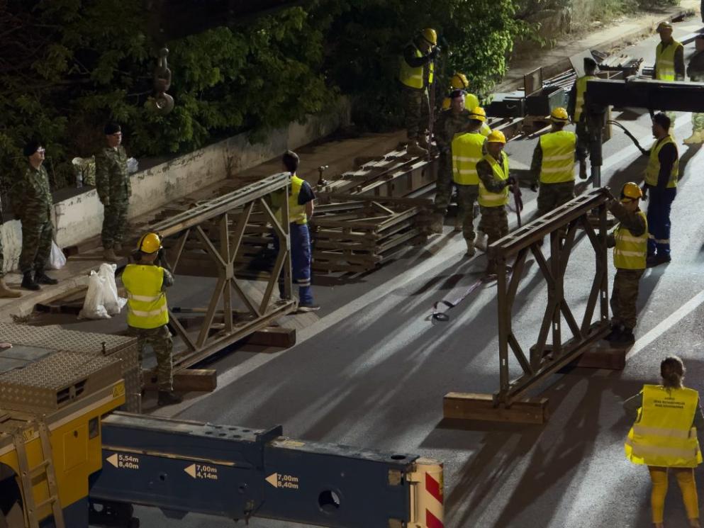 Οι Ενοπλες Δυνάμεις με τον Δήμο Νέας Φιλαδέλφειας έστησαν πεζογέφυρα στον Κηφισό μέσα στη νύχτα
