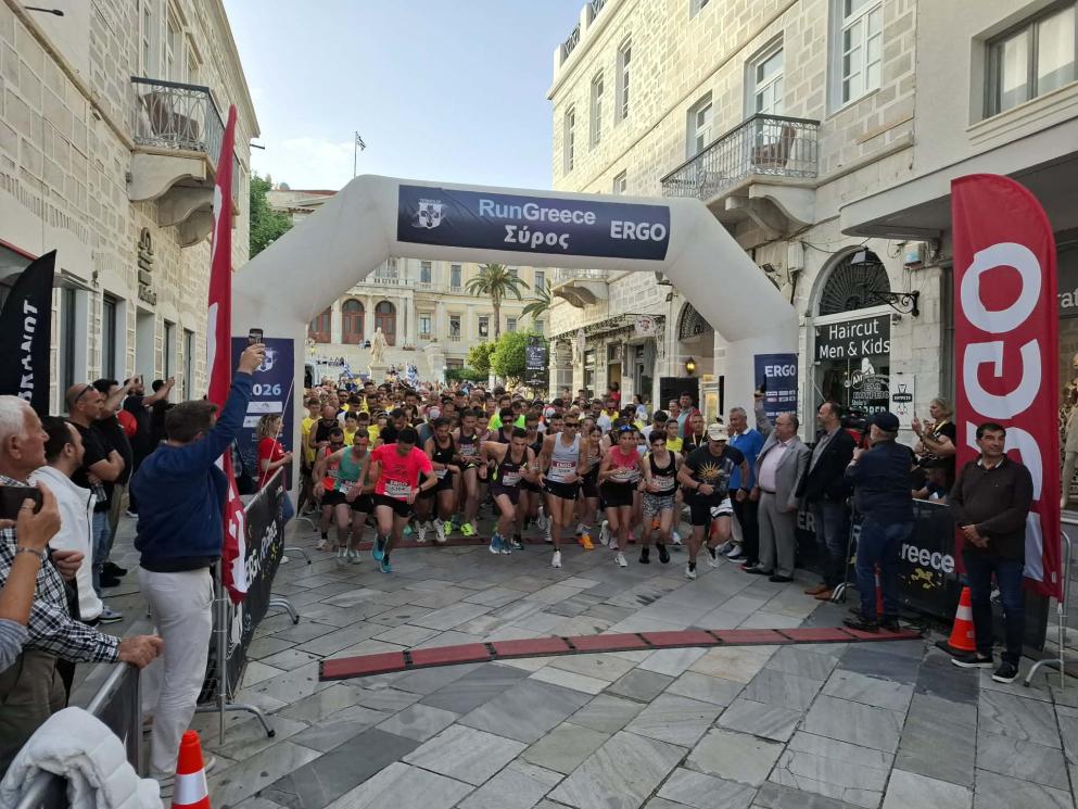 Περισσότεροι από 800 αθλητές όλων των ηλικιών έτρεξαν στους δρόμους της Ερμούπολης