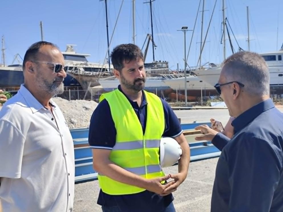Αυτοψία στα έργα του Αθλητικού Κέντρου Σύρου από τον αν. υπουργό Αθλητισμού 