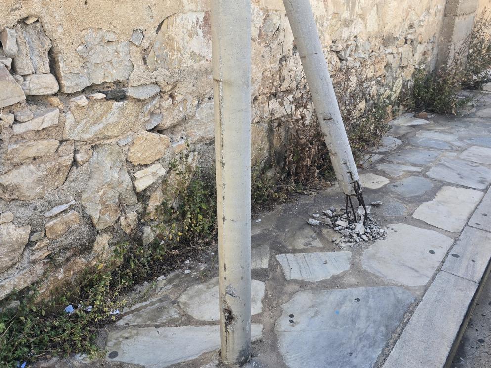 Κολώνα έτοιμη να καταρρεύσει δίπλα στην Εφορία