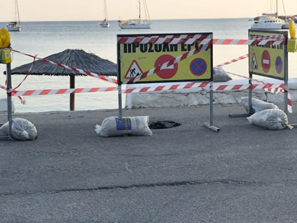 Υποχώρησε μικρό κομμάτι του παραλιακού δρόμου στον Φοίνικα