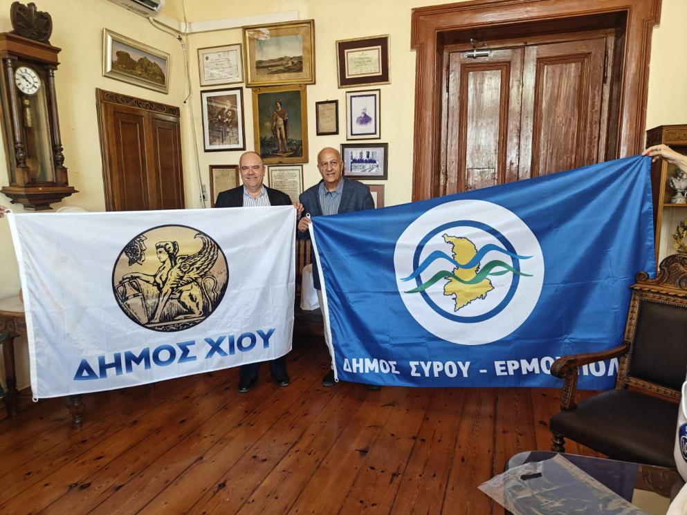 Δήμαρχοι Χίου και Μόρφου στη Σύρο για τον εορτασμό των 200 χρόνων της Ερμούπολης