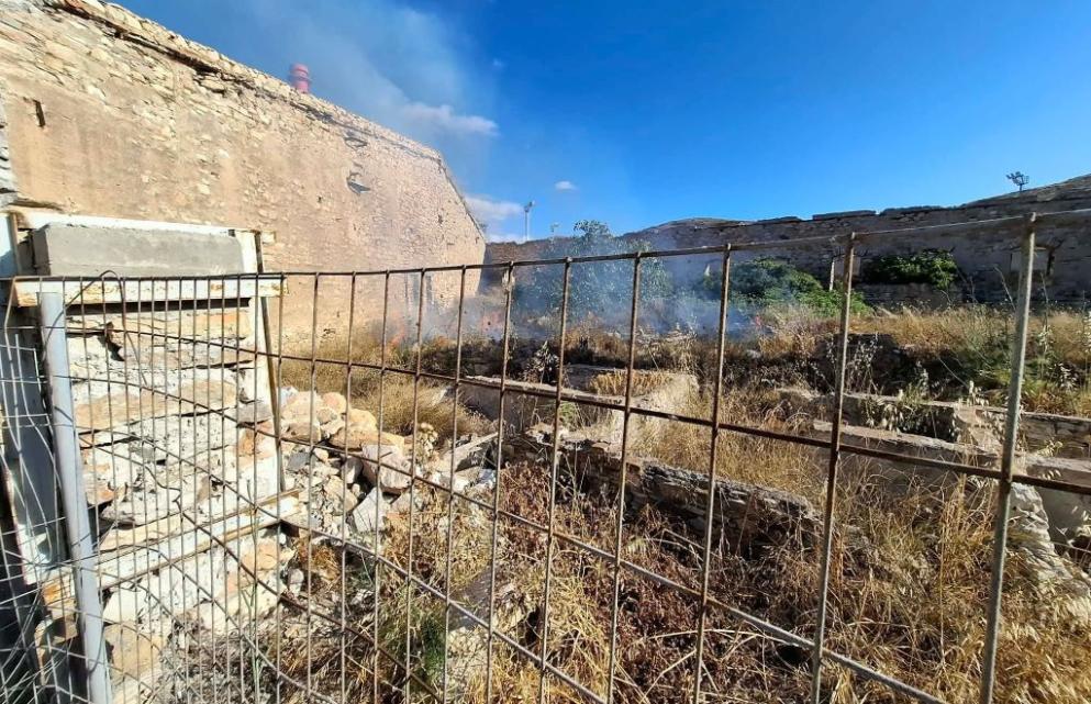 Σύρος: Φωτιά ξέσπασε σε ξερά χόρτα στο πρώην εργοστάσιο Λαδόπουλου