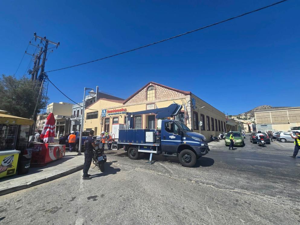 Σύρος: Γερανοφόρο όχημα προκάλεσε πτώση σε καλώδια της ΔΕΗ στην οδό Ηρώων Πολυτεχνείου