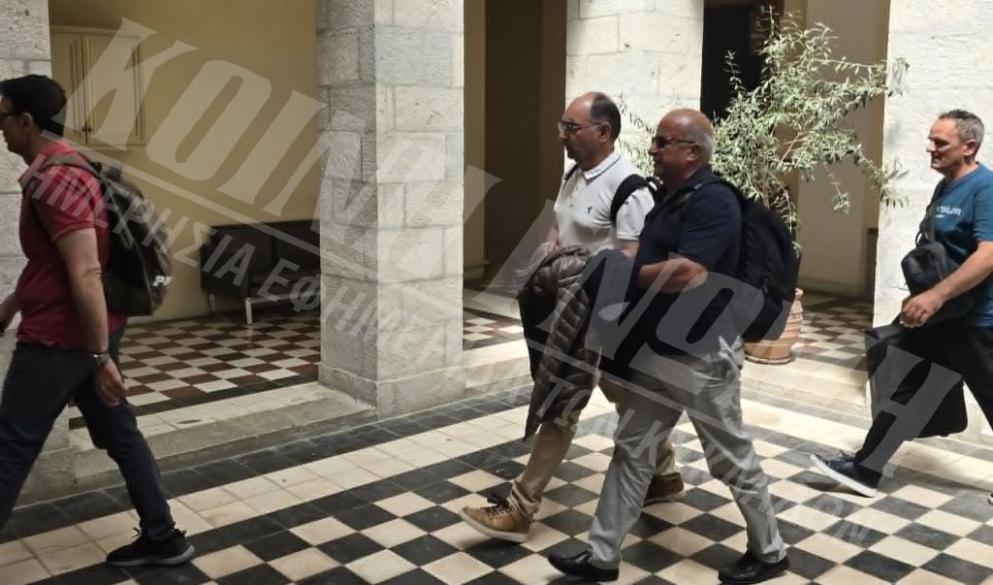 Με χειροπέδες στην Εισαγγελία της Σύρου ο δήμαρχος Πάρου Κώστας Μπιζάς 