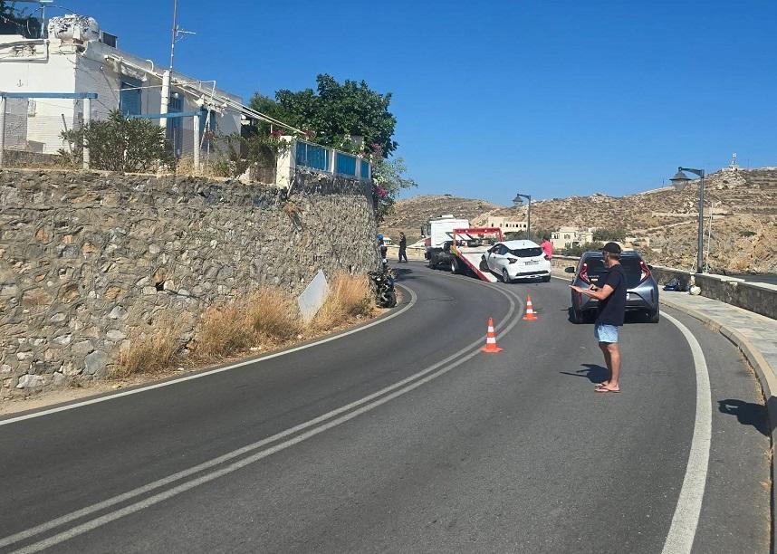 Σύρος: Σύγκρουση μηχανής και αυτοκινήτου στη στροφή της Βάρης 