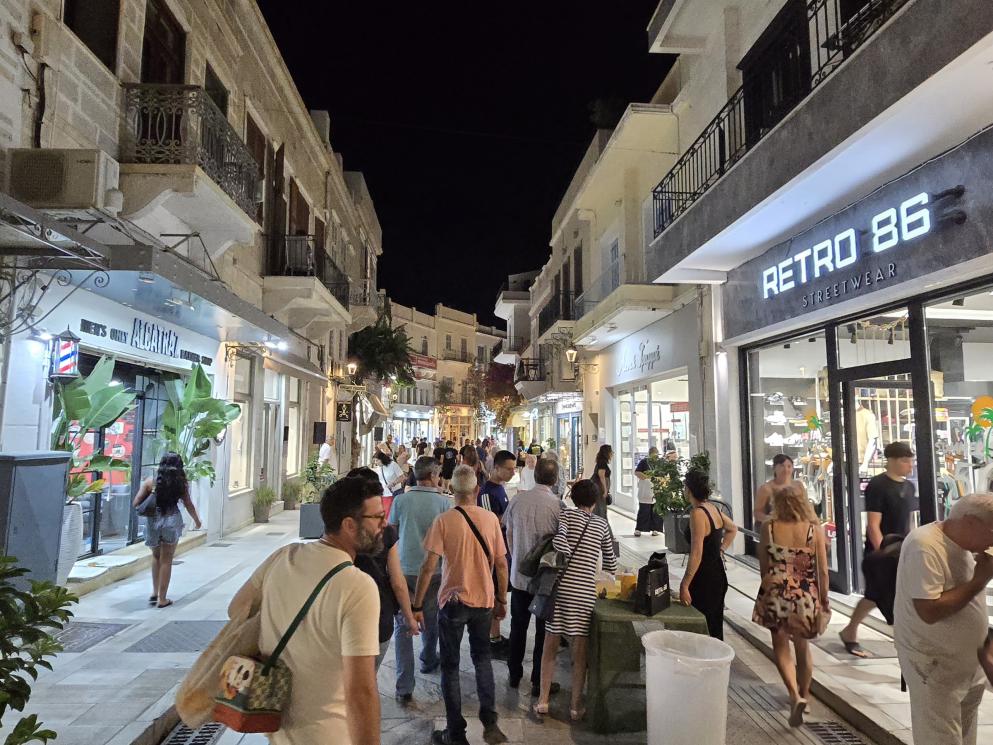 "Λευκή Νύχτα 2026" στη Σύρο: Γιορτινή βραδιά με προσφορές, μουσική και διασκέδαση (ΦΩΤΟ) 