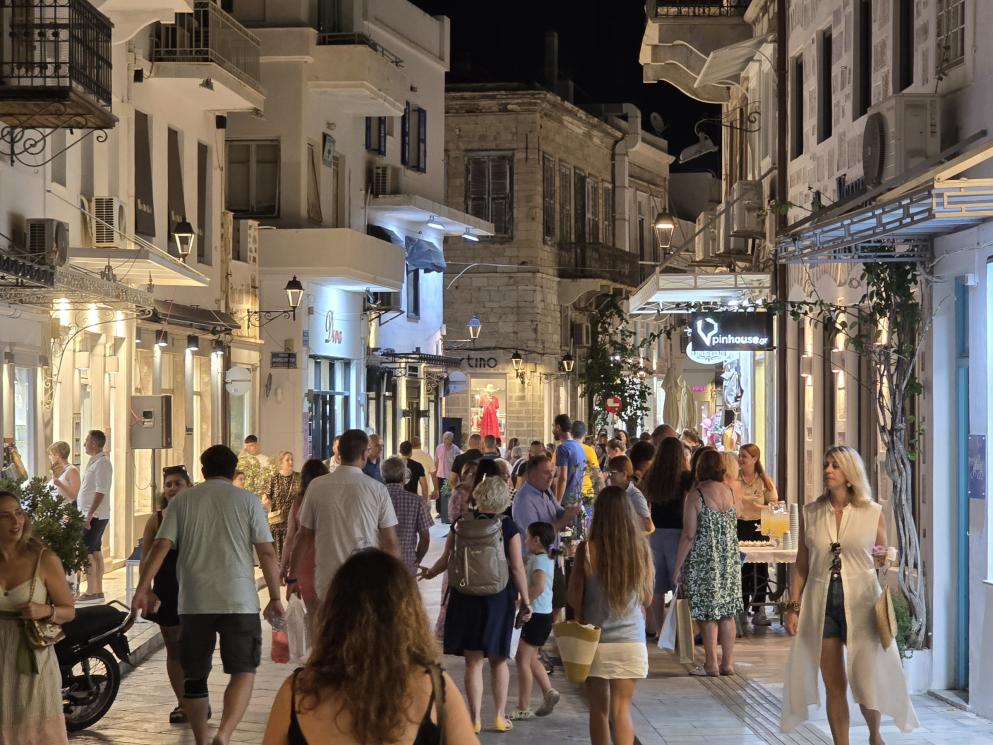 "Λευκή Νύχτα 2026" στη Σύρο: Γιορτινή βραδιά με προσφορές, μουσική και διασκέδαση (ΦΩΤΟ) 