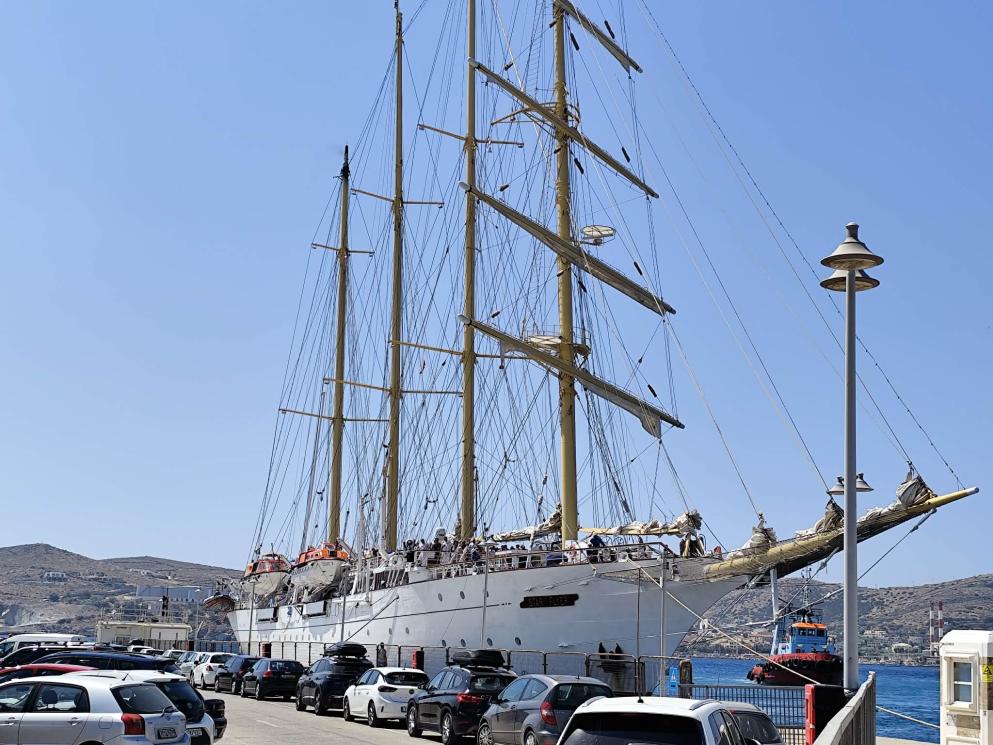 Εκτάκτως το Star Flyer στο λιμάνι της Ερμούπολης 