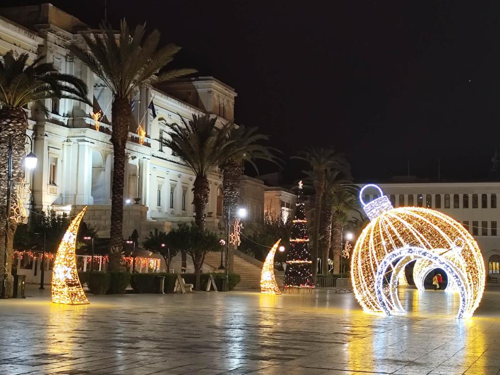 Σε εορταστικούς ρυθμούς μπαίνει σταδιακά η Σύρος