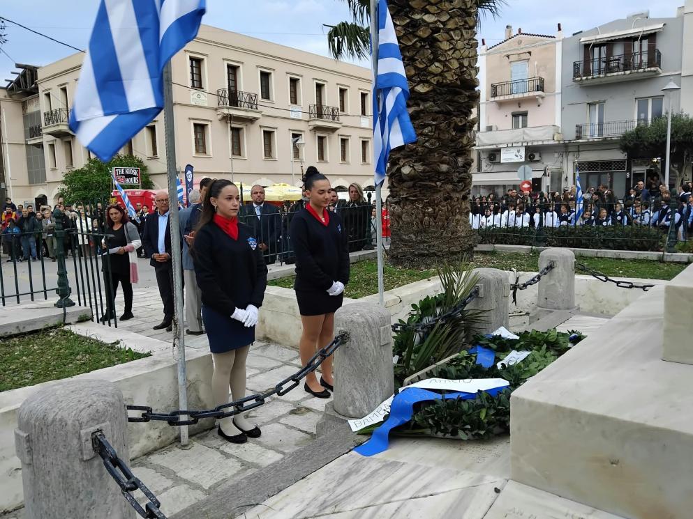 Σύρος: Φόρος τιμής στους ήρωες του '40 με την καθιερωμένη στεφάνωση (ΦΩΤΟ+ΒΙΝΤΕΟ)