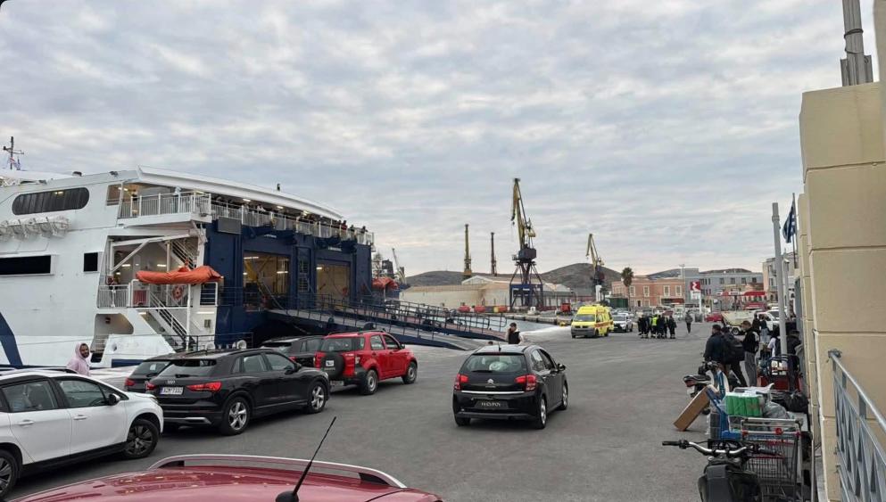 Σύρος: Φωτιά σε όχημα σε γκαράζ πλοίου