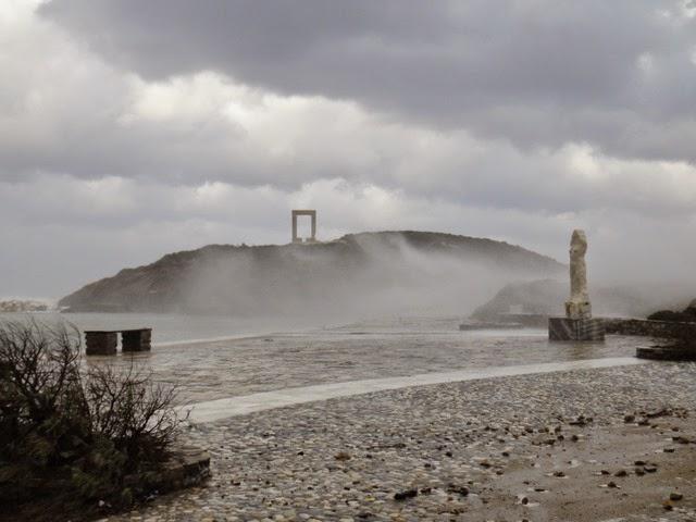 Καιρός: Αραιές νεφώσεις αλλά και τοπικές βροχές στις Κυκλάδες 