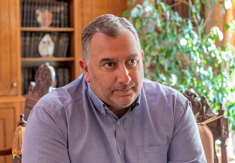 Άρης Ρώτας: “Δημοτικό Συμβούλιο, παρωδία”