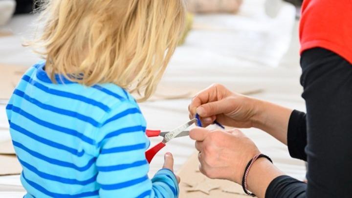 Ανοίγει σήμερα η πλατφόρμα για τις “Νταντάδες της Γειτονιάς”