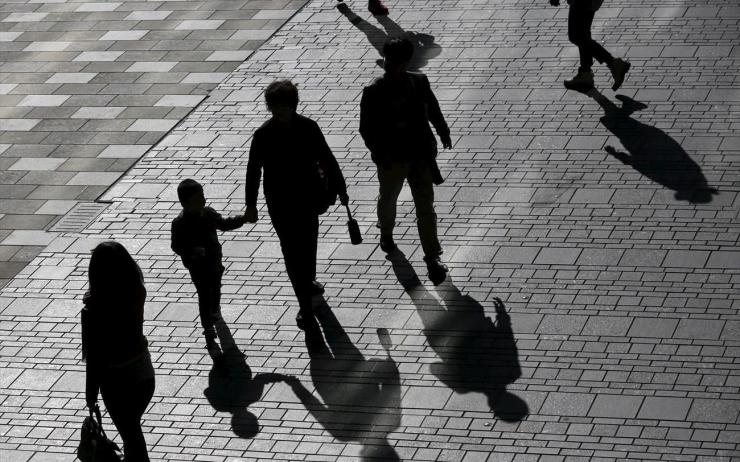 Γιατί τα ποσοστά γεννήσεων μειώνονται σε ολόκληρο τον πλανήτη ταυτόχρονα; Ο αναπάντεχος ένοχος
