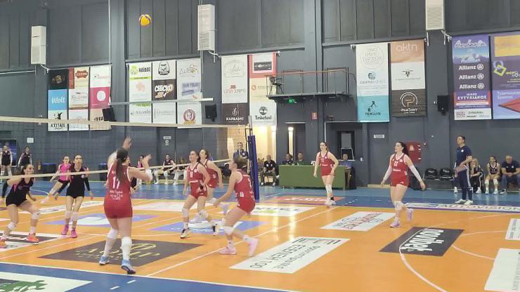 Προσπάθησε να κοιτάξει στα μάτια τις ερυθρόλευκες 