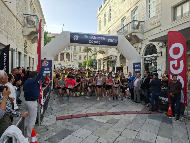 Περισσότεροι από 800 αθλητές όλων των ηλικιών έτρεξαν στους δρόμους της Ερμούπολης