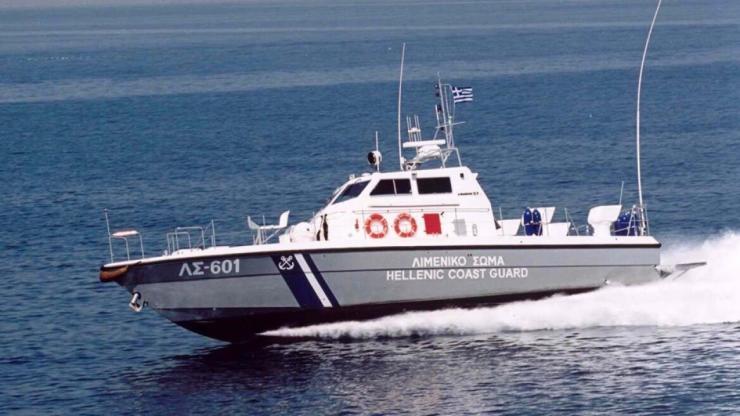 Άνδρος: Βυθίστηκε φορτηγό πλοίο που προσάραξε σε βράχους