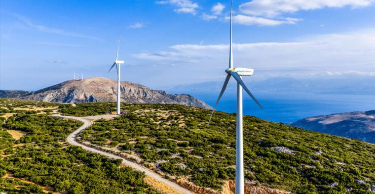 Αυστηρότεροι κανόνες, νέες ζώνες αποκλεισμού και «κόφτης» στα 1.200 μέτρα για τα αιολικά