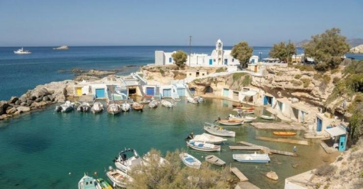 “Σύρματα”: Τα πολύχρωμα, μοναδικά αρχιτεκτονικά στοιχεία σε Μήλο και Κίμωλο