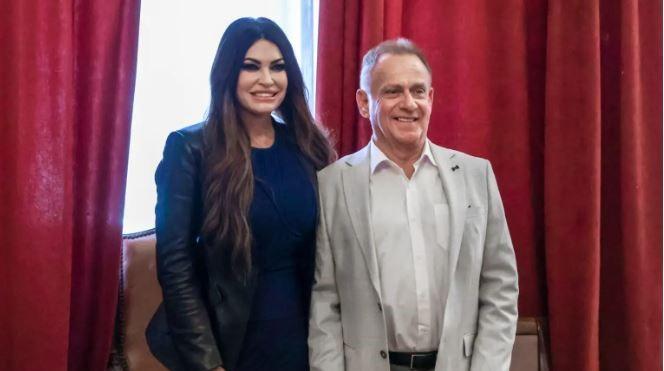 Στη Μύκονο η Κίμπερλι Γκιλφόιλ