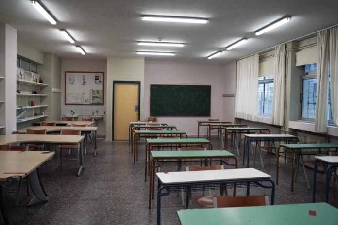 Πότε κλείνουν τα σχολεία για καλοκαίρι – Πότε τελειώνουν οι εξετάσεις σε Γυμνάσια και Λύκεια