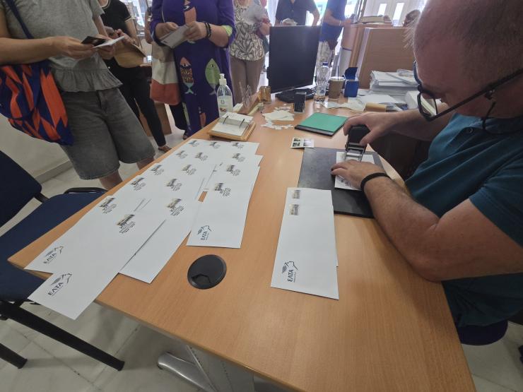 Σύρος: Πλήθος κόσμου και σήμερα για τη σφράγιση του επετειακού γραμματοσήμου