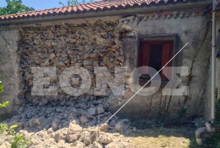 Οι πρώτες εικόνες μετά τους ισχυρούς σεισμούς στην Εύβοια - Ζημιές σε σπίτια και μαγαζιά