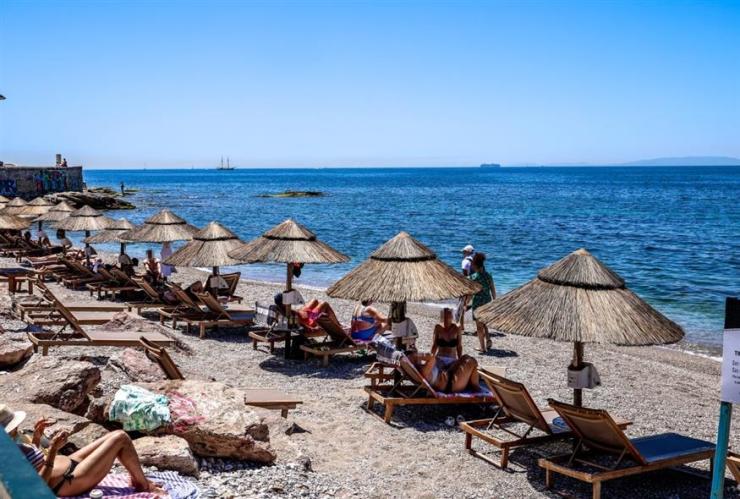 «Αλμυρή» η θάλασσα στην Αττική: Πόσο κοστίζουν οι βουτιές σε οργανωμένες παραλίες
