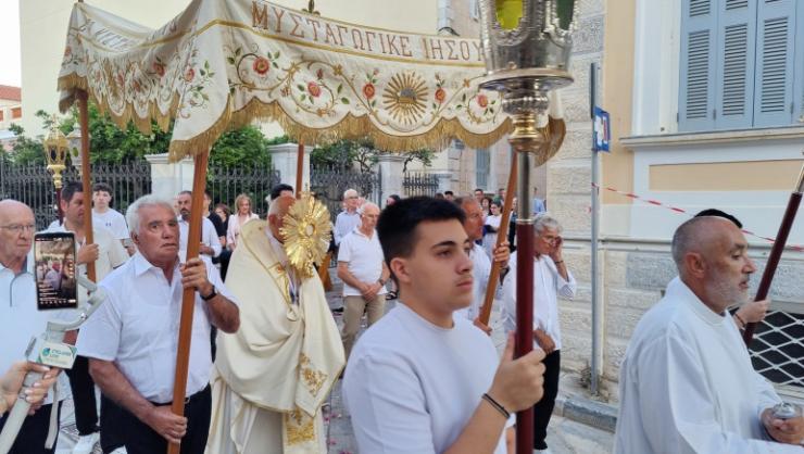 Με θρησκευτική κατάνυξη ο εορτασμός της Αγίας Δωρεάς στην Ερμούπολη 
