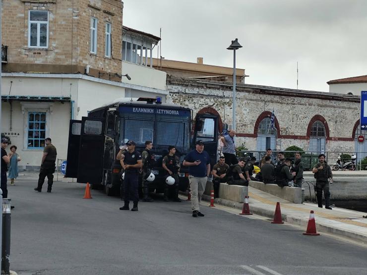 Σύρος: Επιπλέον δρομολόγια στα mini bus λόγω της άφιξης του Crown Iris