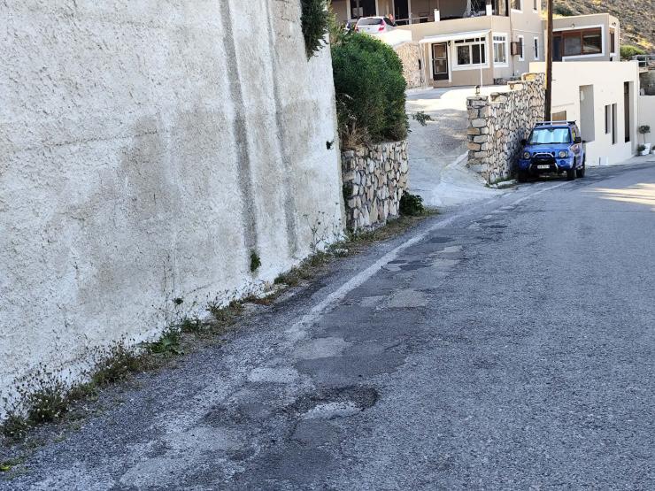 Δρόμος γεμάτος αυλάκια και λακκούβες 