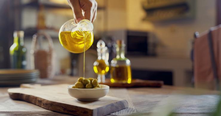 Αυτό που κάνει το ελαιόλαδο στο έντερο εντυπωσίασε τους επιστήμονες του Yale
