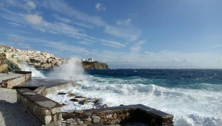 Καιρός: Μικρή πτώση της θερμοκρασίας και ισχυροί άνεμοι στο Αιγαίο