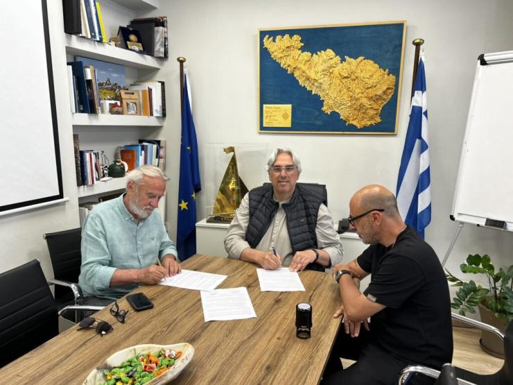 Υπογραφή σύμβασης για την ανάπλαση των στεγάστρων στο λιμάνι Τήνου
