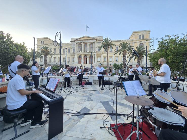 Η Φιλαρμονική τίμησε τον Μάνο Ελευθερίου