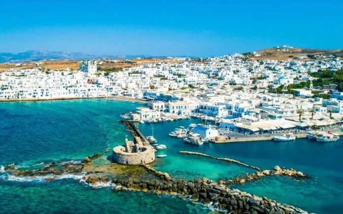 Πάρος: Αντιδράσεις για τις ομπρέλες στη μικρή παραλία της Τρυπητής