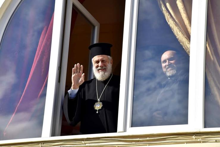 Το χρυσό μετάλλιο της πόλης στον μητροπολίτη Σύρου, Δωρόθεο Β’ 