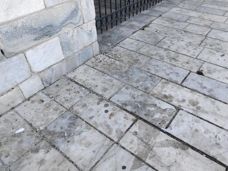  Απούσα η καθαριότητα μπροστά από το Τελωνείο  