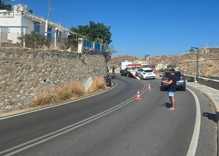 Σύρος: Σύγκρουση μηχανής και αυτοκινήτου στη στροφή της Βάρης 