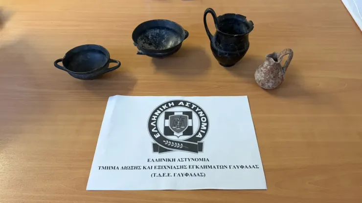 Γλυφάδα: Συνελήφθη 69χρονος με αρχαία αγγεία στο σπίτι του