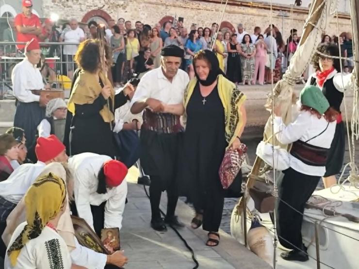 Η άφιξη των προσφύγων “ζωντάνεψε” στο λιμάνι της Ερμούπολης