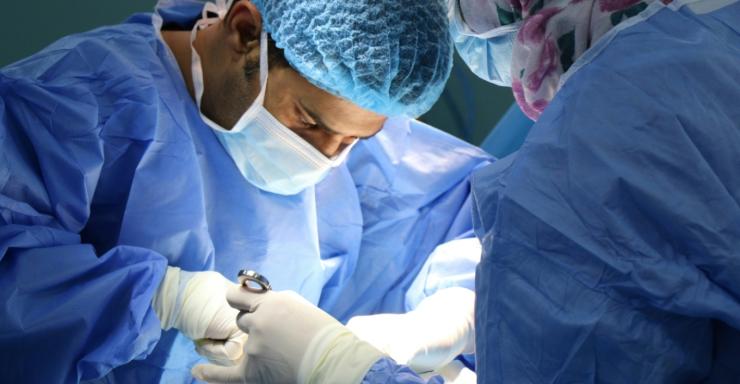 Παγκόσμια πρωτιά στη μεταμόσχευση ήπατος: 6χρονος έλαβε το «δώρο» του πατέρα του μέσω μίας ρομποτικής τομής