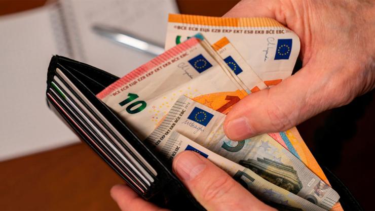 Διπλές αυξήσεις μισθών για περίπου 700.000 εργαζομένους από τον Απρίλιο του 2027