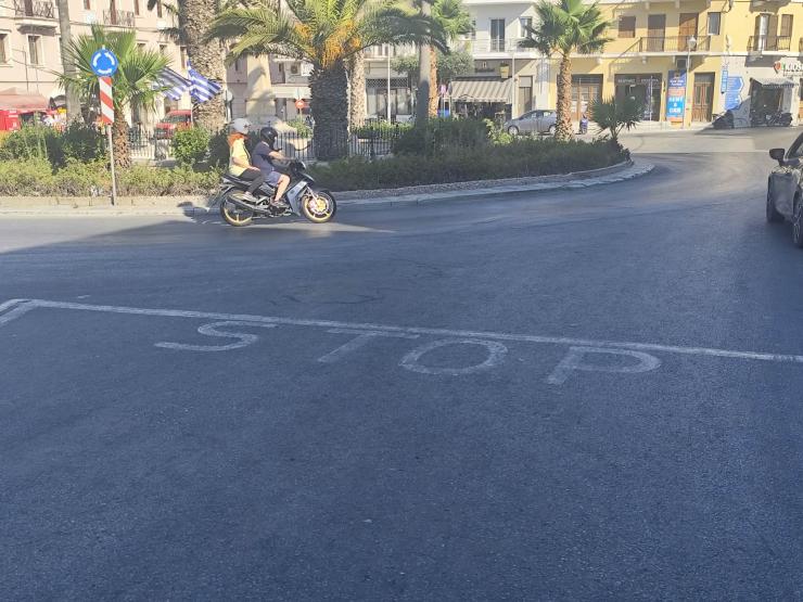 “Αόρατη” η οριζόντια σήμανση στην πλατεία Ηρώων 