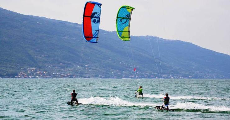 Τραυματισμός χειριστή KiteSurf στην Αντίπαρο