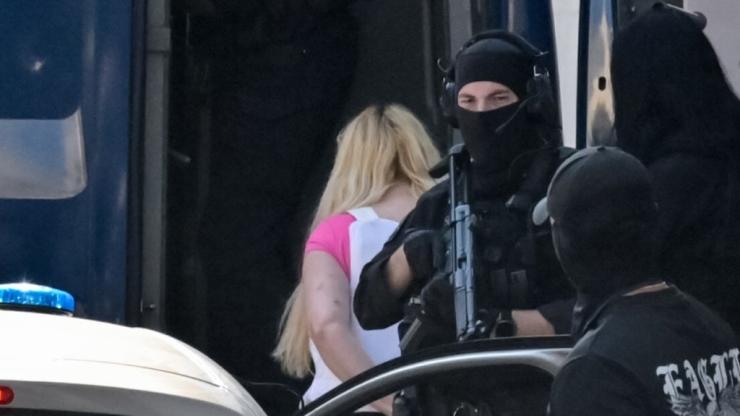 Στην Ευελπίδων η 46χρονη κατηγορούμενη για τον εμπρησμό στην Marfin