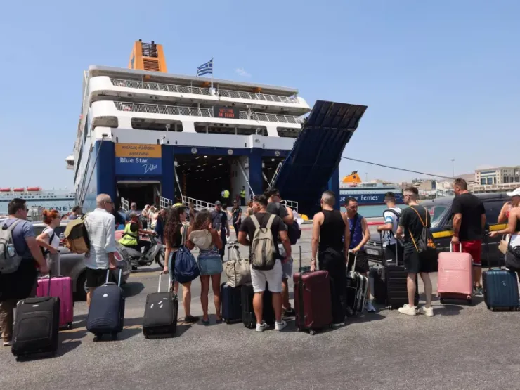 Το αδιαχώρητο στο λιμάνι του Πειραιά από τους αδειούχους του Αυγούστου